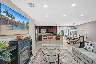 Image de Cozy 4-bedroom residential home with pool