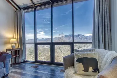 Image de Majestic 3bd near Town! Mountain Views! Pool