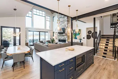 Image de Lakefront Spacious Mountain Lux Home. Private dock, Hot Tub, Bunk Room!