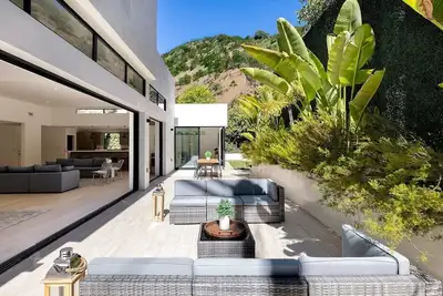 Image de Beautiful Beverly Hills Modern Home