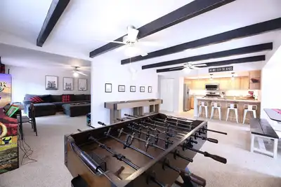 Image de Sleeps 14! Less than 2 miles from the lake and golfing! !