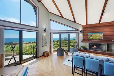 Image de Sea-renity Panoramic Ocean Views, Wood Burning Fireplace, In-deck Hot Tub