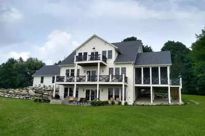 Image de Beach Breeze-Stunning Lakefront Home-170' Sand Beach-Porch-Deck-Firepit-Ensuite