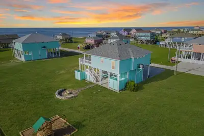 Image de Ocean View /1 Min Walk to Beach / Pool Table / Fire Pit / Kids Playset