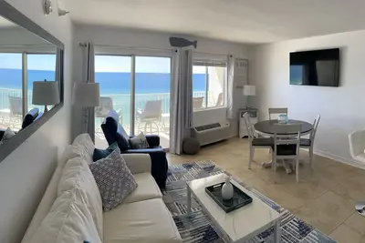 Image de Come Stay @ Seas~the~Day, 6th Floor Direct Beachfront.