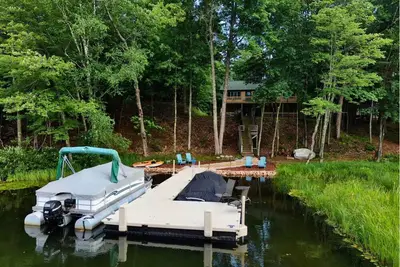 Image de Charming Winter Lakehouse Retreat - Steps from Snowmobile Trails & Ice Fishing!