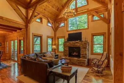 Image de Enchanted Forest Retreat- Luxury log cabin with privacy, large Hot Tub, Pool Table