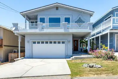 Image de Pristine beach house with ocean views