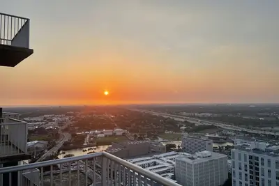 Image de Meticulously fly overlooking the whole city with lavish living