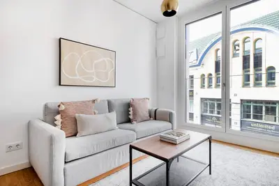 Image de Upscale Mitte 1br with Apple Store in building, by Blueground