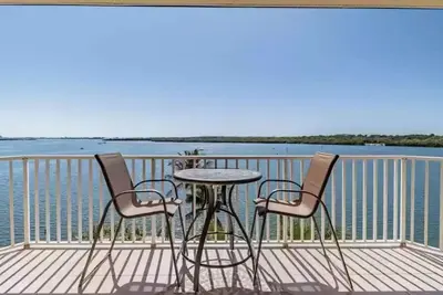 Image de Top-Floor Waterfront Condo with Bay view + Pool and Hot Tub