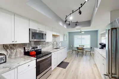 Image de Sale- Monthly Discounts  Avail- Village Green ~Super Location! ! Updated  in 2022