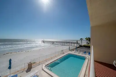 Image de Relaxing beachfront condo on Redington Beach with heated pool!