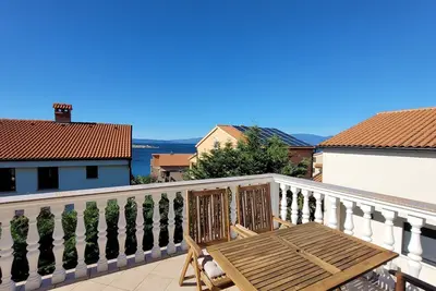 Image de Appartement de deux chambres avec la terrasse et la vue sur le mer Omisalj, Krk (A-19410-a)