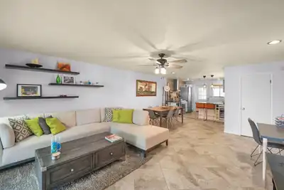 Fabulous Arcadia Condo Wirth a Pool