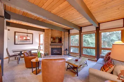 Image de Upscale Condo w/ Balcony < 1/2 Mi to Ski Resort