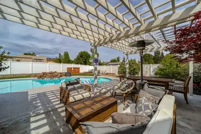 Image de *New* 🌄Riverside Retreat🌅 with Pool & Hot Tub
