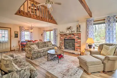 Image de ~ 1 Mi to Lake: Secluded Poconos Home w\/ Decks