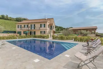 Image de Belle maison de vacances à Montedinove avec piscine partagée