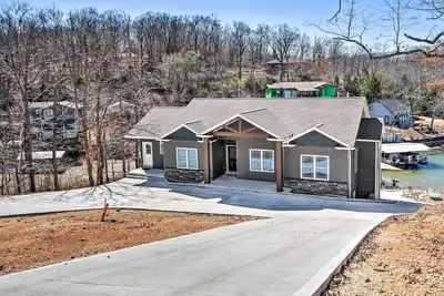 Image de Dock & Fire Pit: Lakefront Rocky Mount Home!