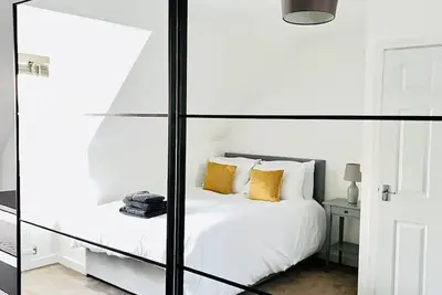 Image de Modern 4-bed house with picturesque lakeside view