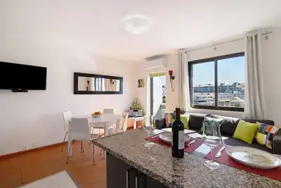 Image de Appartement 'Ouramar' avec vue sur la mer, balcon et climatisation.