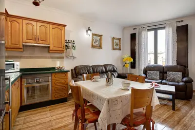 Image de Appartement \"Casa Nina\" avec vue sur les montagnes et jardin partagé.