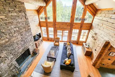 Image de Ridge House - Modern Log Home Nestled on top of a Private Mountain