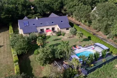 Image de Grande villa avec piscine couverte proche des plages