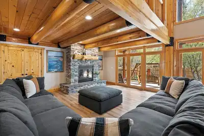 Image de Papa Bear Lodge (Sleeps 52) by Bear Lake Luxury Rentals