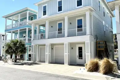 Image de “Island Escape” Beautiful Luxury Home! Community Pool/Hot Tub, Bikes, Kayak