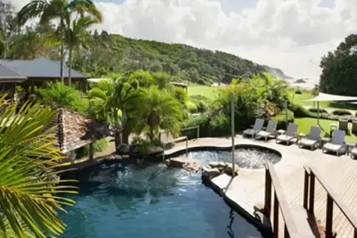 Image de Tropical Spa Bure 19, just 200m away from Diggers Beach, nestled between the rainforest and the sea.