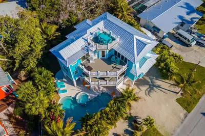 Image de Bluetique: Monthly luxury beach home, private pool, rooftop deck