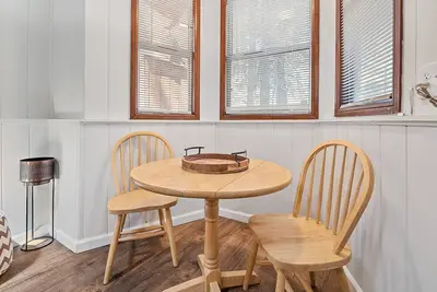 Image de The Vintage Bear Cabin - Pet Friendly, Fenced Yard, Fireplace