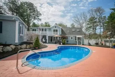 Image de Enjoy Poolside Life This Summer, Contact Us Today!
