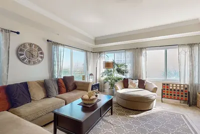 Image de Beachfront condo steps from the oceanfront pool with patio, WiFi & beach access