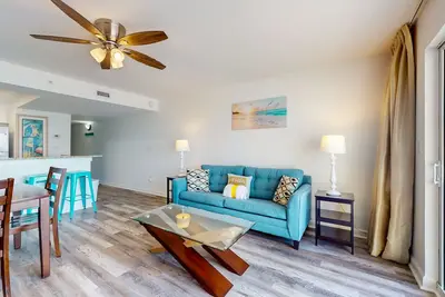 Image de Gorgeous and cozy beachfront condo with shared pool and beach access