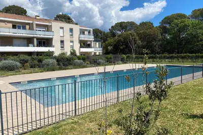 Image de Nouveau : Rez de Jardin T3 recent et calme à La Londe-Var 9. 3 sur booking!