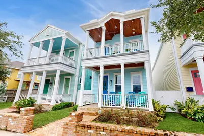Luxury, dog-friendly home with Gulf views, fireplace & Ac - walk to beach