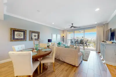 Image de Water-view condo with pool, hot tub & pickleball