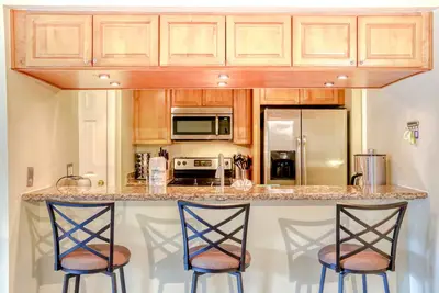 Image de Ground floor condo with fast WiFi, central Ac, full kitchen, and washer\/dryer