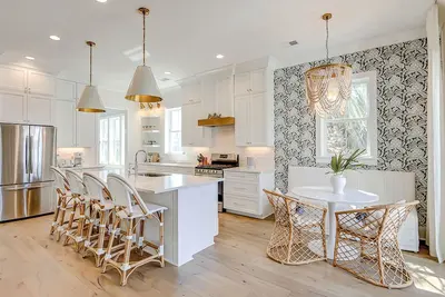 Image de Effortless fun & luxury at new home with private pool - steps to the beach