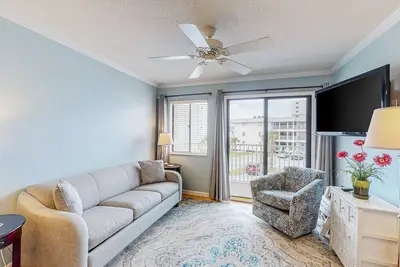 Image de Second-floor ocean view condo with WiFi, shared pools, central Ac, & shared W/D