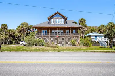 Image de Second-row beach house with ocean views, central Ac, & washer/dryer