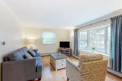 Image de Charming ranch home with fast WiFi, central air conditioning, & a washer/dryer