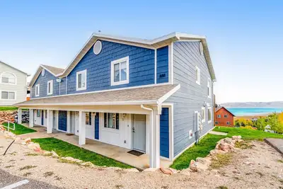 Image de 2-story condo w/Bear Lake views, private patio, heated pool, hot tub, tennis
