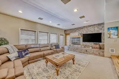 Image de Beautiful mountain villa- walk to ski lifts & park- spacious layout & views