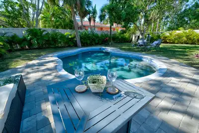 Image de Beautiful house, private heated pool, steps from white sands of Lido Beach! 🏖