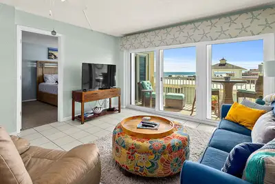 Image de Ocean view condo in a beachfront building with balcony, pool & shuffleboard