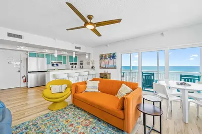 Image de Top-floor, oceanfront condo with balcony